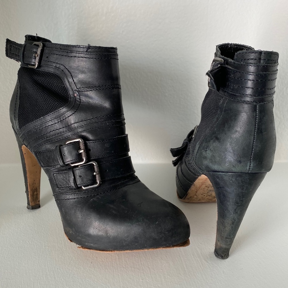 STEVE MADDEN Black Heeled Buckle Booties